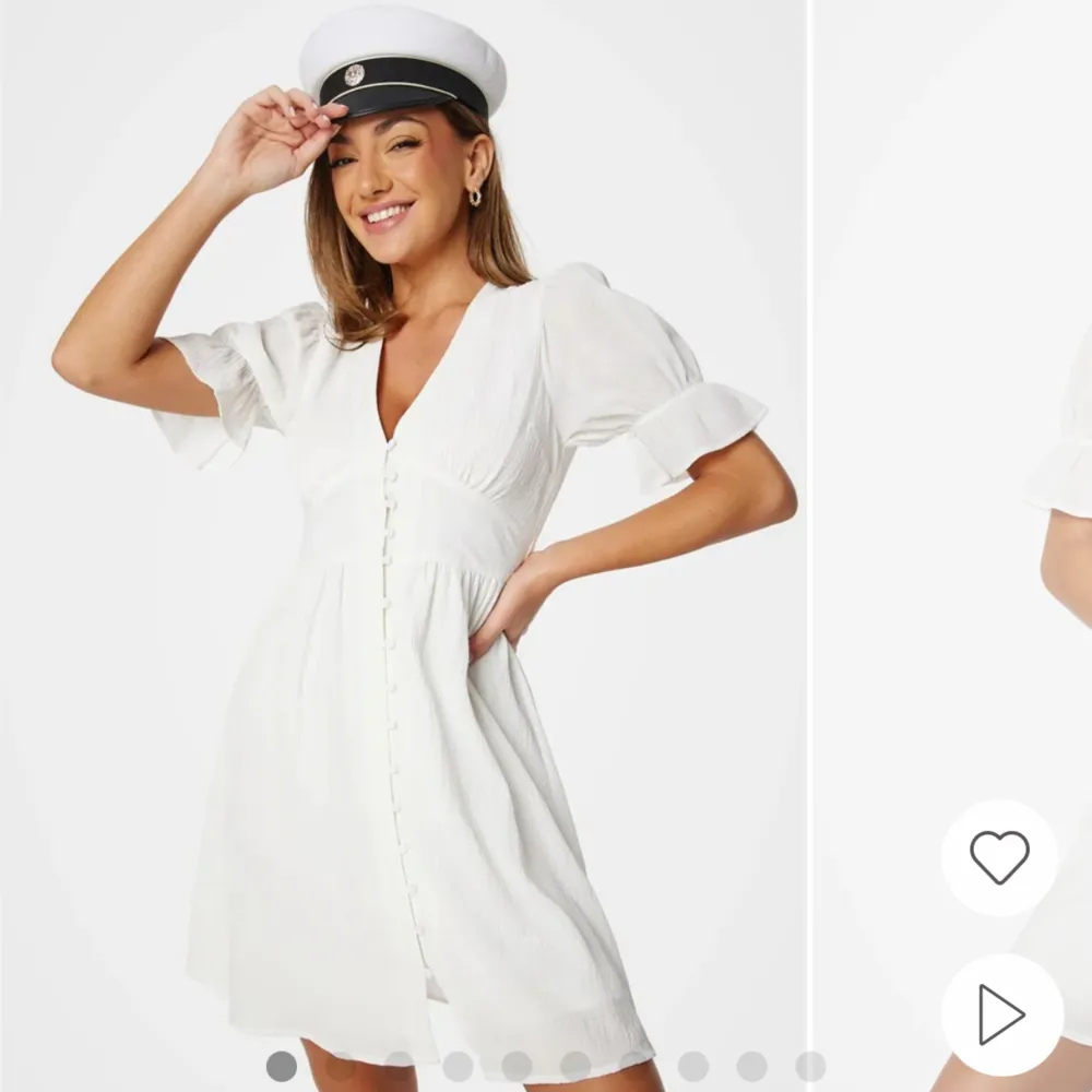 En jättefin vit klänning med plislapp kvar, aldrig använd. 💓 Säljer pga att jag köpt en annan, använd gärna köp nu! 😊 (ordenariepris: 699kr). Klänningar.