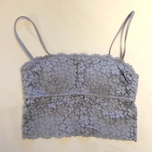 Spetstopp!💋 - Sjukt fin topp i en ljuslila/ljusblå nyans med vaddering och spagettistraps om man vill ha toppen som bandeau är banden enkla att gömma! Bra skick.