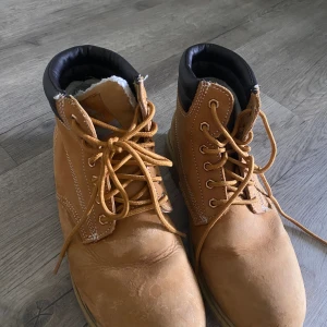 Köngor  - Gula/orangea från mckinley i strl 40.