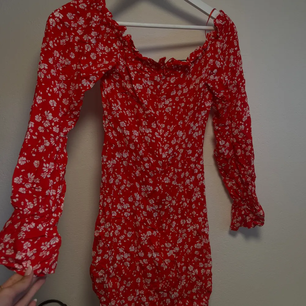 super gullig röd blommig klänning, perfekt som avslutnings eller sommarklänning 🌸storlek S men passar även XS🩷 köpt på nelly för ca 3år sedan, använd vid endast ett tillfälle.. Klänningar.