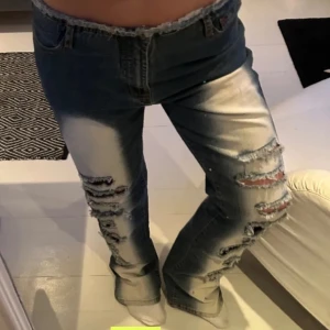 Unika jeans PAXADE - PAXADE Säljer dessa super unika jeans med hål och coola detaljer. Inte hunnit använt de lika mycket som jag trodde där av säljer jag dem.