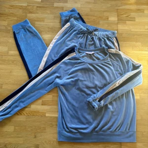 Jättemysigt set från hunkemöller - Gosigt set från hunkemöller, nästan nyskick och bara använt några gånger. Ljusblå med ljuslila och mörkblå ränder. 🎀 Säljs bara som set inte separat. Färgen är rätt på första bilden men solen kom ivägen lite på andra. Skriv om du har frågor!