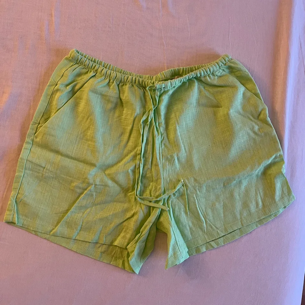 De här gröna linneshort är helt nya, har aldrig använts! Passar perfekt till sommaren 😚. Shorts.