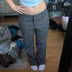 lågmidjade kostymbyxor - grå lågmidjade raka kostymbyxor, supersnygga men tyvärr lite för stora för mig. storlek s, jag på bilden är 155 cm lång 🩶