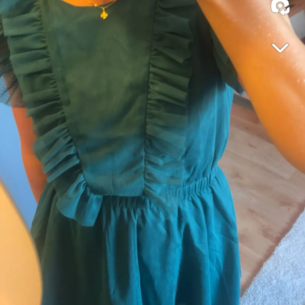 Superfin grön klänning från name it.💕 Endast använd 1 gång💕. Klänningar.