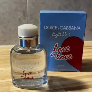 En limited edition parfym från Dolce & Gabbana som är en ungdomlig och fräsch doft som är grym nu till sommarn. Det finns runt 45-40ml kvar.   Priset är ej hugget i sten Tveka inte att fråga vid minsta fundering eller fråga😁