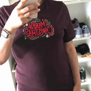 Jul tröja  - Väldigt fin julig T-shirt. Fick det som mystery package Från Ignis threads, de är miljövänligt märkte som sätter tryck på gamla plagg Storlek S, Använd köp nu eller betalning sker via Swish och skickar efter mottagning betalning.