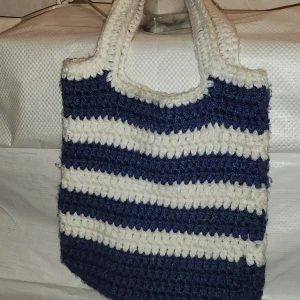 Enkel handväska  - Mått:25x23