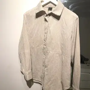 Skjorta från Ginatricot som är helt ny aldrig använt den, bara testad. Perfekt nu att bara slänga på sig vid sena sommar kvällar 🌸