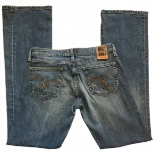 Supersnygga lågmidjade jeans från Big Star! Midjemått 75,5cm (rakt över ca 37cm) Innerbenslängd 79,5cm Grenhöjd 19cm