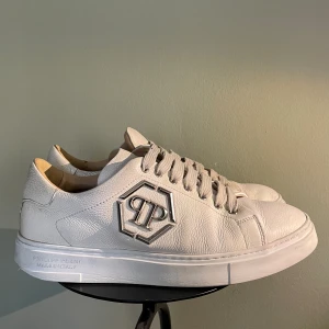 Philipp Plein  - Hej! Säljer nu dessa super snygga Philipp Plein skorna.  Super snygga Nu till sommaren! Skorna är i fint skick 7/10. Med skorna medföljer box och papper. Nypris på skorna ligger på 10 000kr!