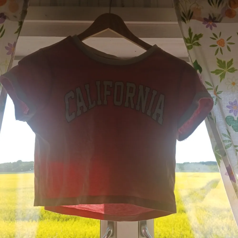Rosa califonia t-shirt från lager, använd 2 gånger . T-shirts.