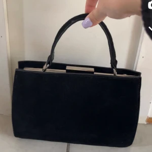 Svart handväska - Svart handväska i mocka. 