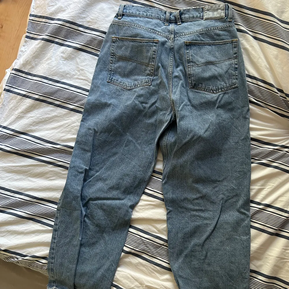 ”Extreme dad” (ganska baggy). Använt kanske 3ggr. Dem har ett hål i högra knät.  Skicket är 8/10. . Jeans & Byxor.