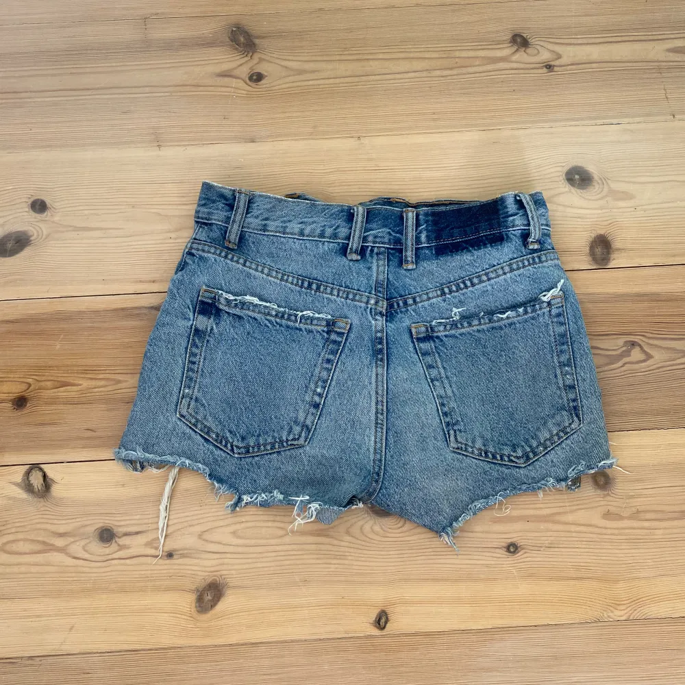 säljer mina jeans shorts då dom tyvärr har blivit för små, jättefina nu till sommaren och jättefint skick💖. Shorts.