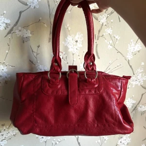 Röd vintage väska - Jättesnygg röd väska❤️ Liten men ändå väldigt rymlig med 2 fack! 