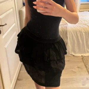  Volangkjol - Säljer min svarta volangkjol. Luftig men bubbeltyg så den inte är genomskinlig! Knappt använd och hoppas att den passar bättre hos någon annan!🤍🤍
