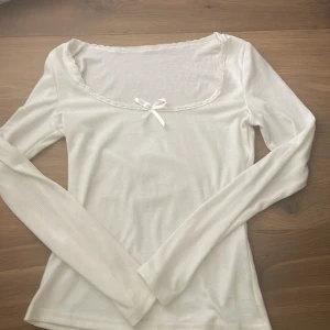 Söt rosett tröja - En oanvänd rosett tröja som är nu tyvärr för liten💘💘 jätte bra skick och super söt💗☺️