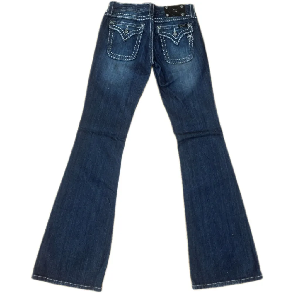 Miss Me jeans i modellen ”JS5148F7/flare” midjemåttet rakt över är 37cm. Ytterbenet 107cm och innerbenet 86cm. Jeansen är som helt nya. Kontakta vid intresse!. Jeans & Byxor.