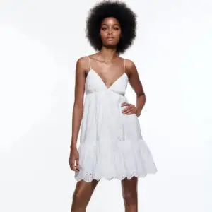 Säljer denna supergulliga klänning från Zara, den är använd flertal gånger men har inga defekter på sig🩷🩷 Storlek M men passar både S och M. Tryck direkt på köp nu❤️