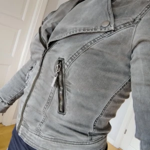 Snygg jacka - Kort jacka i fint skick från Honey B Blue. Stretchigt material och många snygga detaljer ✨  Tyvärr har en av knapparna till kragen varit dålig sen jag köpte den men jag har sytt fast den och det är inget som syns när man använder den! ✅  