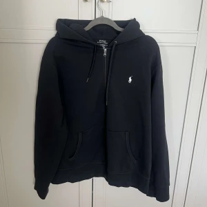 Zip hoodie  - Köpt 2022, använd fåtal gånger. I nyskick. Säljer då den inte kommer till användning. Nypris 2200 köpt på deras egna hemsida