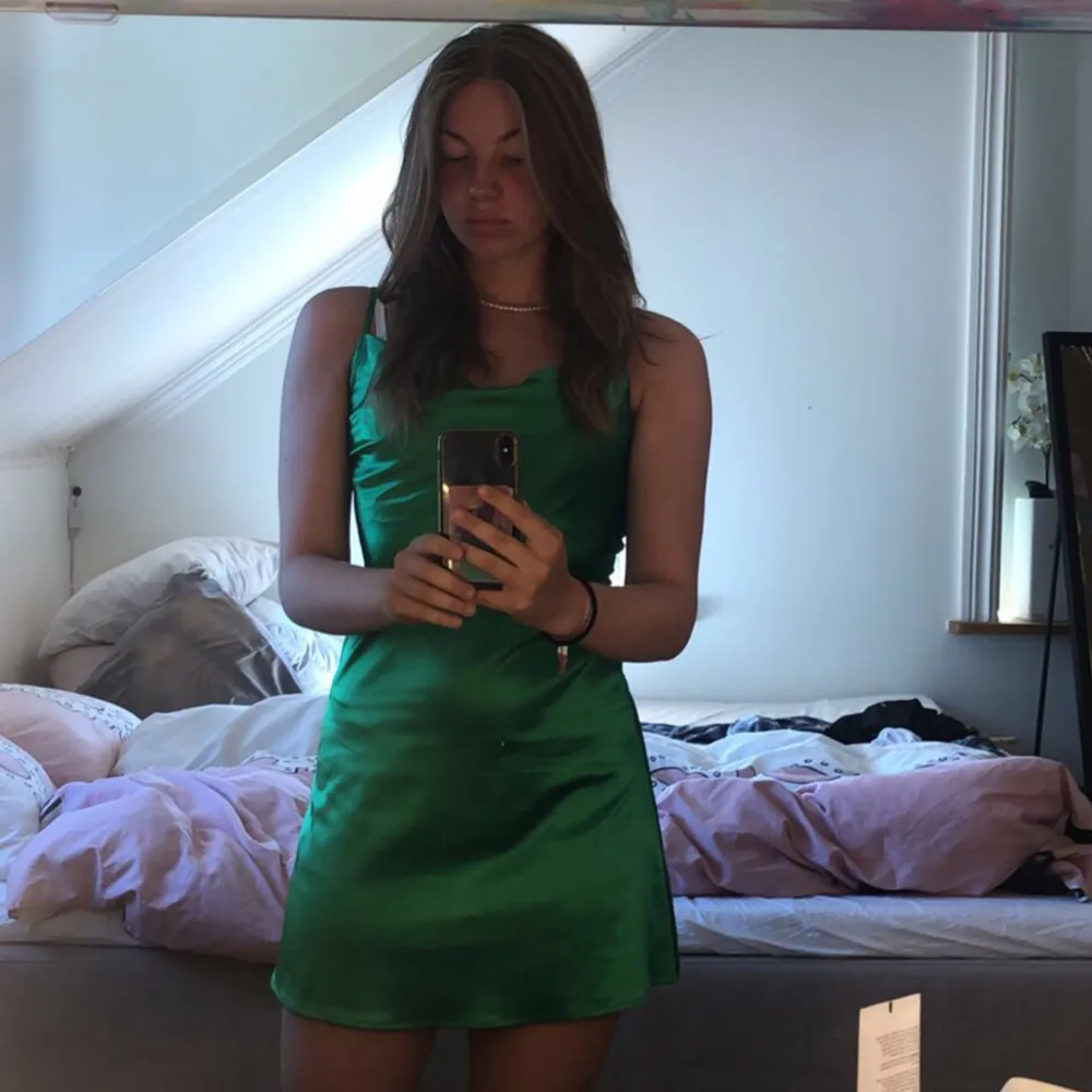 Jätte fin grön satin klänning från H&M i sorlek 36💕 Använd 2 gånger så är som ny💕 . Klänningar.