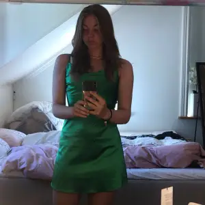 Jätte fin grön satin klänning från H&M i sorlek 36💕 Använd 2 gånger så är som ny💕 