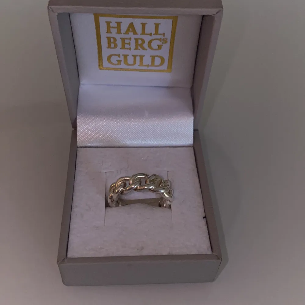 Jätte fin ring från hallbergs guld Inte helt säker på storlek men gissar 15/16 beroende på hur den sitter på mig. Accessoarer.