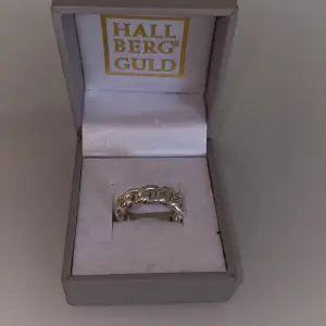 Jätte fin ring från hallbergs guld Inte helt säker på storlek men gissar 15/16 beroende på hur den sitter på mig