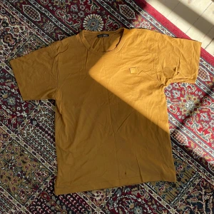 Acne tee - Strl s/m 170/92A Små hål vid sömmen på nederdelen (se på sista bilden) annars felfri. 