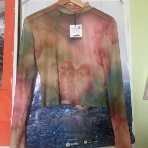 Super söt blommig mesh topp - Säljer denna super vackra blommiga mesh toppen med prislapp kvar. Skulle säga att den passar S-L beroende på hur man vill att den ska sitta. Mer en M-L dock💗