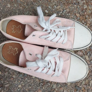 Rosa sneakers - Rosa och vita flat sneakers! Inte säker på märke eller originalpris pga att Jag fick de utav min syster Stl. 38 och har äkta läder i sulan DM för mer bilder TRYCK EJ PÅ KÖP NU!!