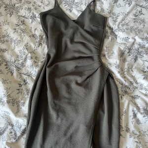 Klänning - Säljer denna gröna klänningen från Missguided. Har använts en gång. Har en slits på sidan. Köpt för 500 kr