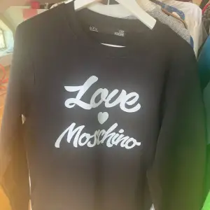 Svart Moschino hoodie, aldrig används o storlek 42 men den funkar som en 38/40 
