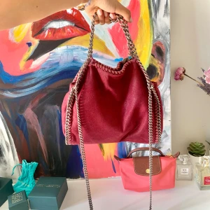 Stella McCartney väska  - En superfin Stella McCartney väska🩷har lite rost på kedjorna, har också lämnat in den hos skräddaren tidigare❤️
