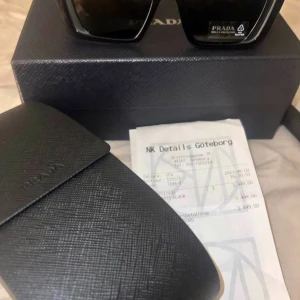 Prada SolGlasögon - Hej! Då har min Mamma valt att sälja sina brillor, Det är Prada solglasögon köpta i NK i Göteborg Sommaren Förra året, Köpta för 3449kr Säljs för 1499kr. kvitto Finns!  För mer frågor eller Funderingar kan du Höra av dig!🥰
