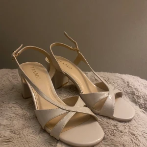 Jätte fina Beige klackar - Jätte fina lågklackade sandaletter i nyskick Storklek 38 Dom är använda bara en gång då som de tyvärr är lite för smala för mig :/ Nypris: 750:-