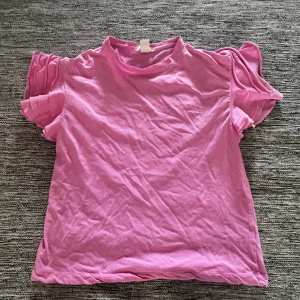 Rosa t-shirt - Ett litet hål längst ner på tröjan men annars i bra kvalitet. 