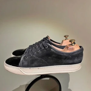 Lanvin Skor (43) - Säljer ett par Lanvin skor i storlek 42-43 eller UK8. Väldigt bra skick (avgör själv). Låda, dustbags och nya skosnören ingår. Nypris 4499kr, köp för 850kr. Fraktas spårbart via PostNord. Hör av dig vid frågor eller funderingar! 