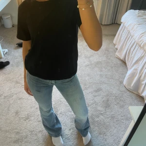 bootcut jeans  - Skit snygga bootcut midwaist jeans från veromoda! Dom är som slitningar på bena. Säljer pågrund av att jag inte tycker att dom sitter snyggt på mig! Använda 2 gånger 