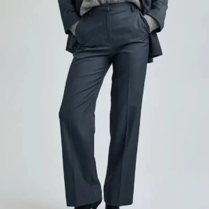 Petite kostymbyxor - Slutsålda gråa petite kostymbyxor från bikbok💕