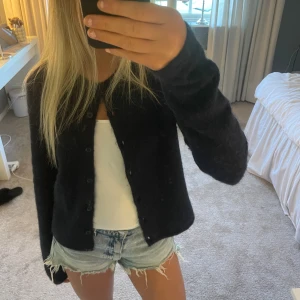 marinblå stickad kofta  - Jättesöt stickad kofta från ginatricot! Använd max 2 gånger