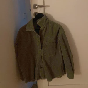 Grön jacka - En jättefin grön jacka från zara i Manchester tyg , använd fåtal gånger 