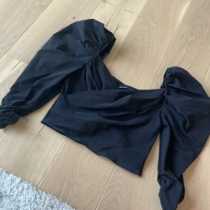 Topp med puffärm - Topp med puffärm från Gina