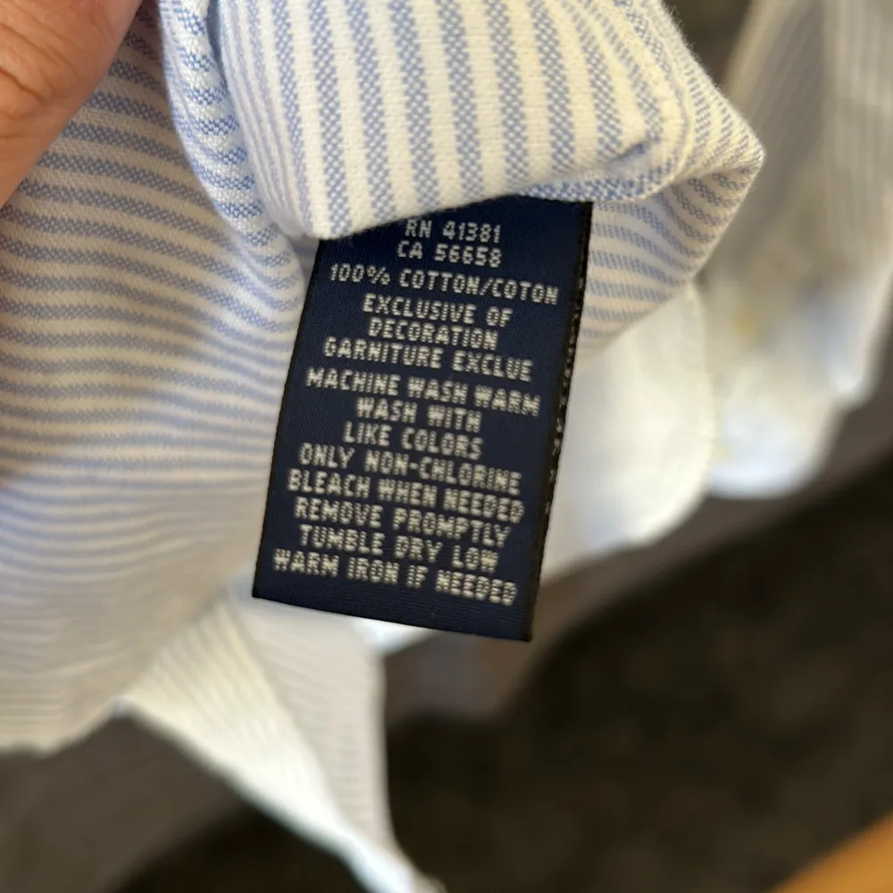 En blårandig polo ralph lauren skjorta i så gott som nytt skick. Storlek 4, skulle säga att det passar S slim fit. Nypris ligger på runt 1700kr, säljes då den ej passar på mig.. Skjortor.