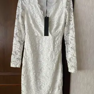 Super fin spetsklänning (Ny) från Bubbleroom, storlek M mer som en 36/38.
