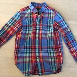 Ralph lauren skjorta  - Hej! Säljer min färgglada skjorta. Den är rutig och priset kan diskuteras: