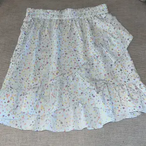 Snygg kjol från Picees💙 Storlek xs men skulle säga att den även passar S. Har bara legat i min garderob i 1-2år, så använd endast ett par gånger. 