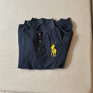 Polo Ralph lauren piké  - Säljer denna fina polo Ralph lauren piké. Tröjan är i topp skick och har använts sparsamt.  Skick:8/10 Nypris: 1700kr